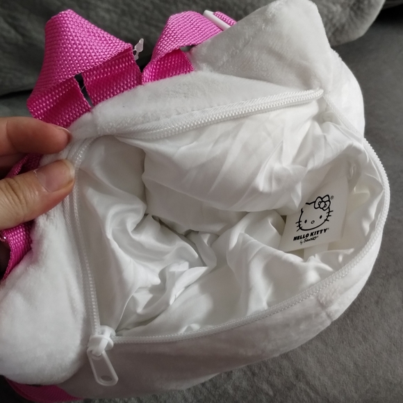 Hello Kitty Plush Backpack - Picture 6 of 6